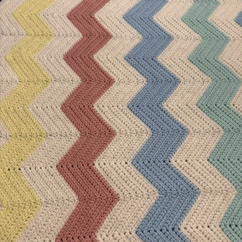 Vtg Baby Afghan Blanket in pink, white, yellow, blue - handmade Zig-zag‎